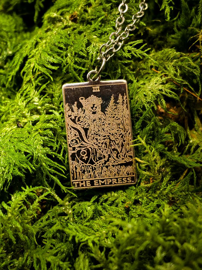 Аркан Таро Императрица (The Empress) — золотистый кулон на цепочке