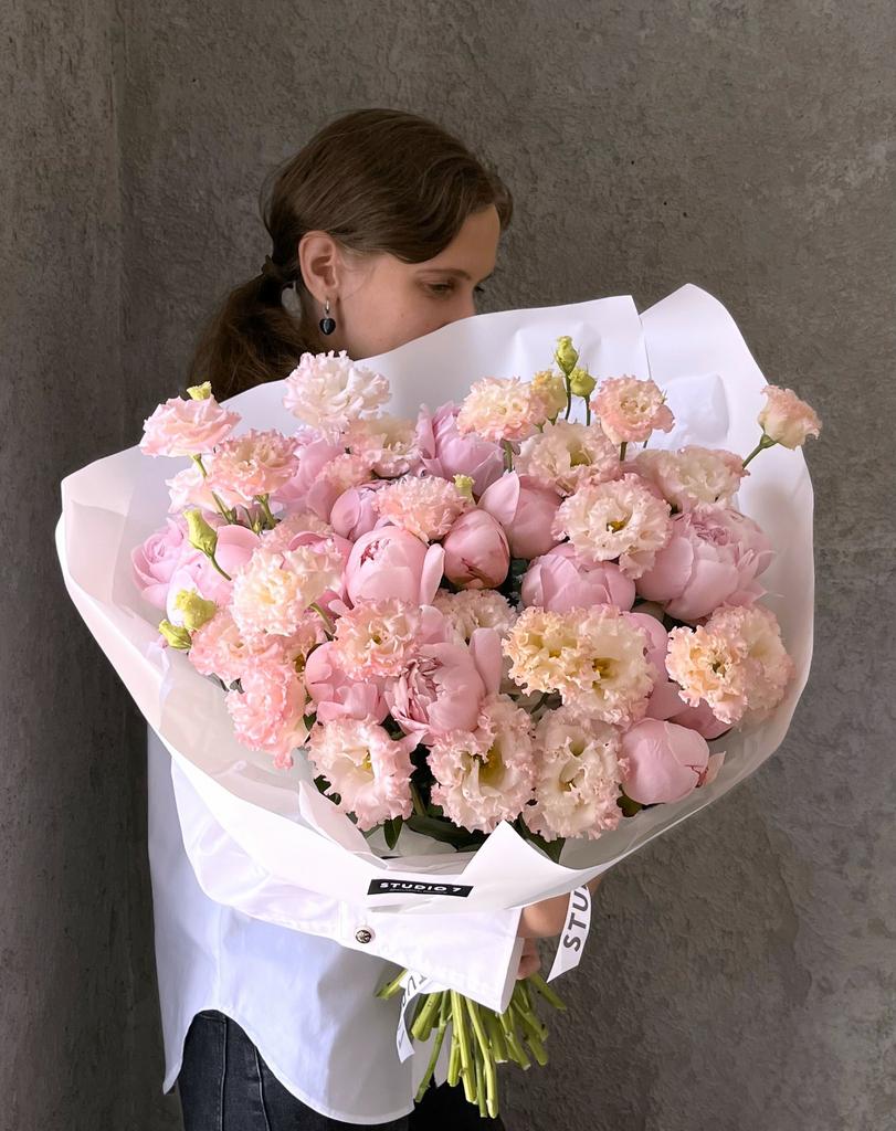 Пионы с эустомой