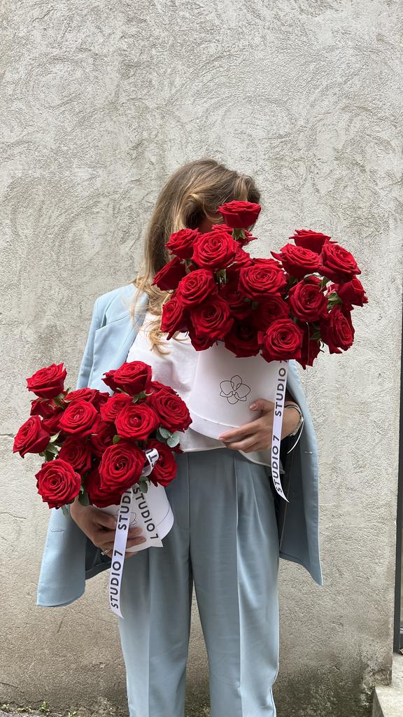 Шляпная коробочка красных роз