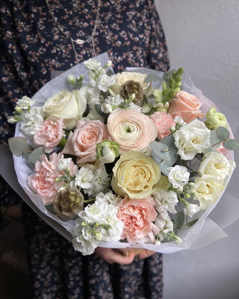 Авторский букет Девочка с персиками