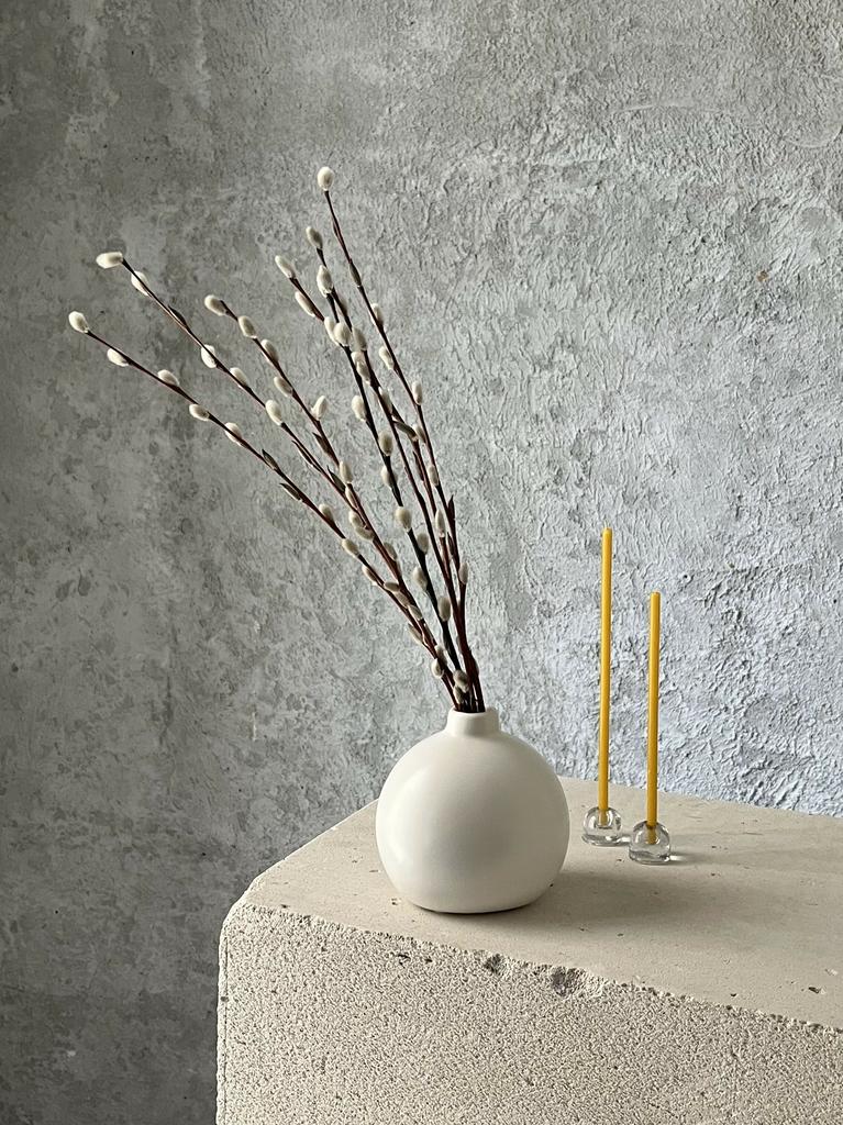 Белая вазочка с узким горлышком