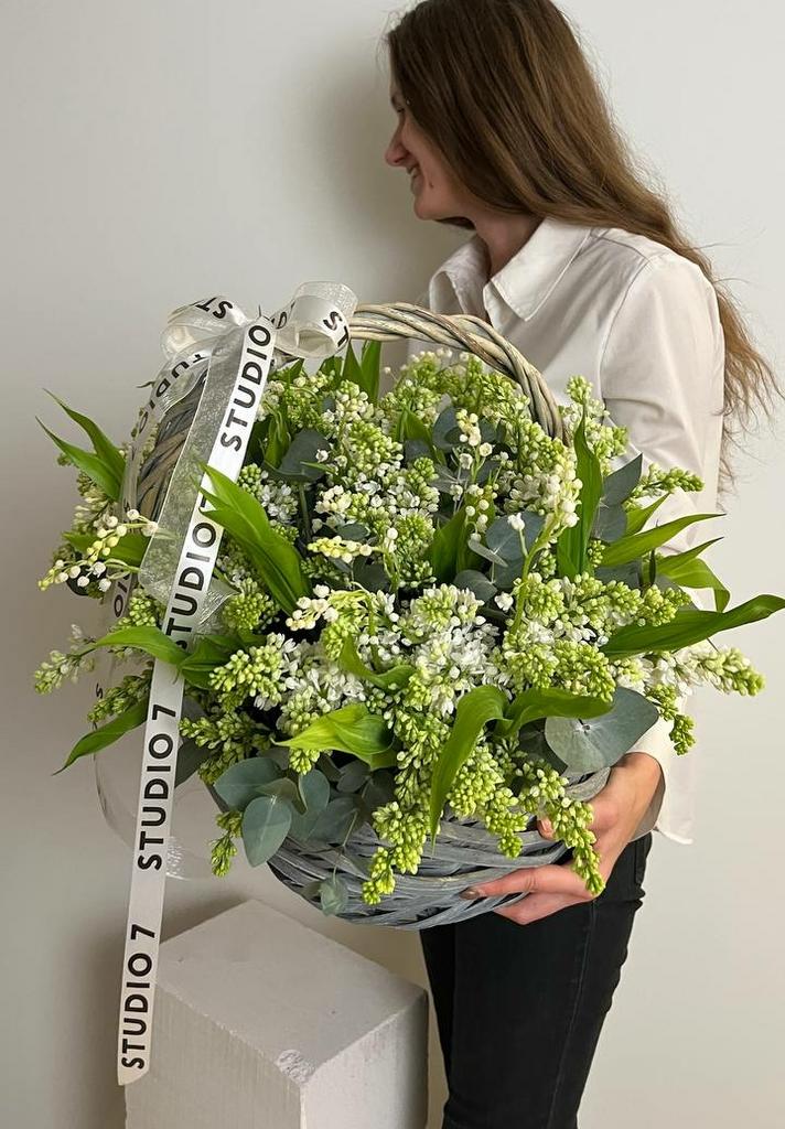 Корзина ландышей с сиренью