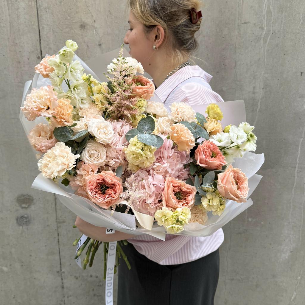 Авторский букет Девочка с персиками