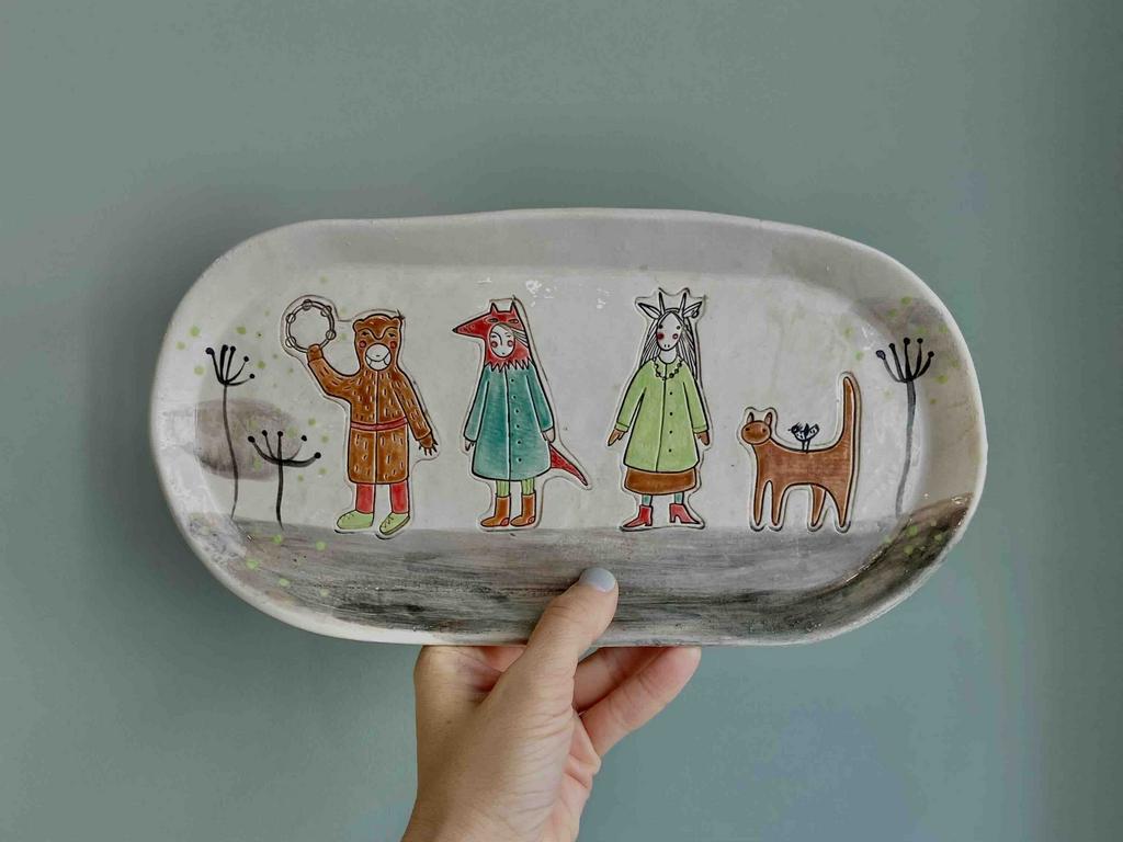 Овальная тарелка с масленичными персонажами