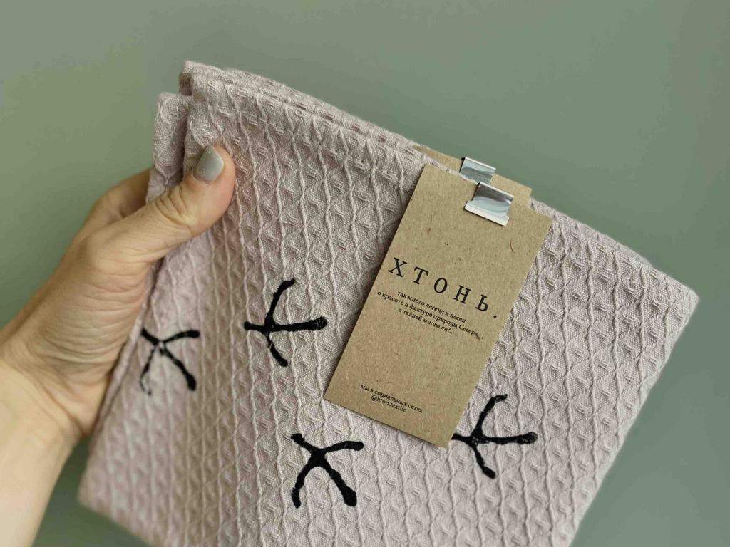 Полотенце бледно-розовое Следы