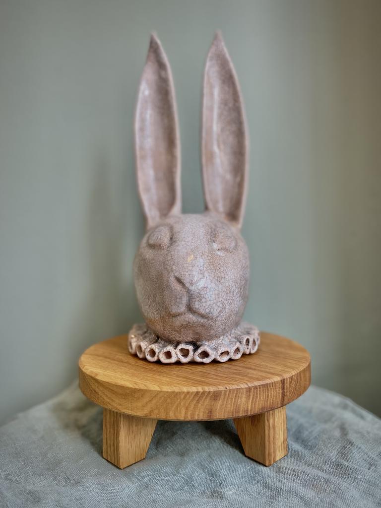 Кролик в жабо скульптура