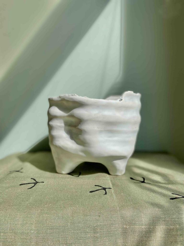 Белое кашпо на ножках