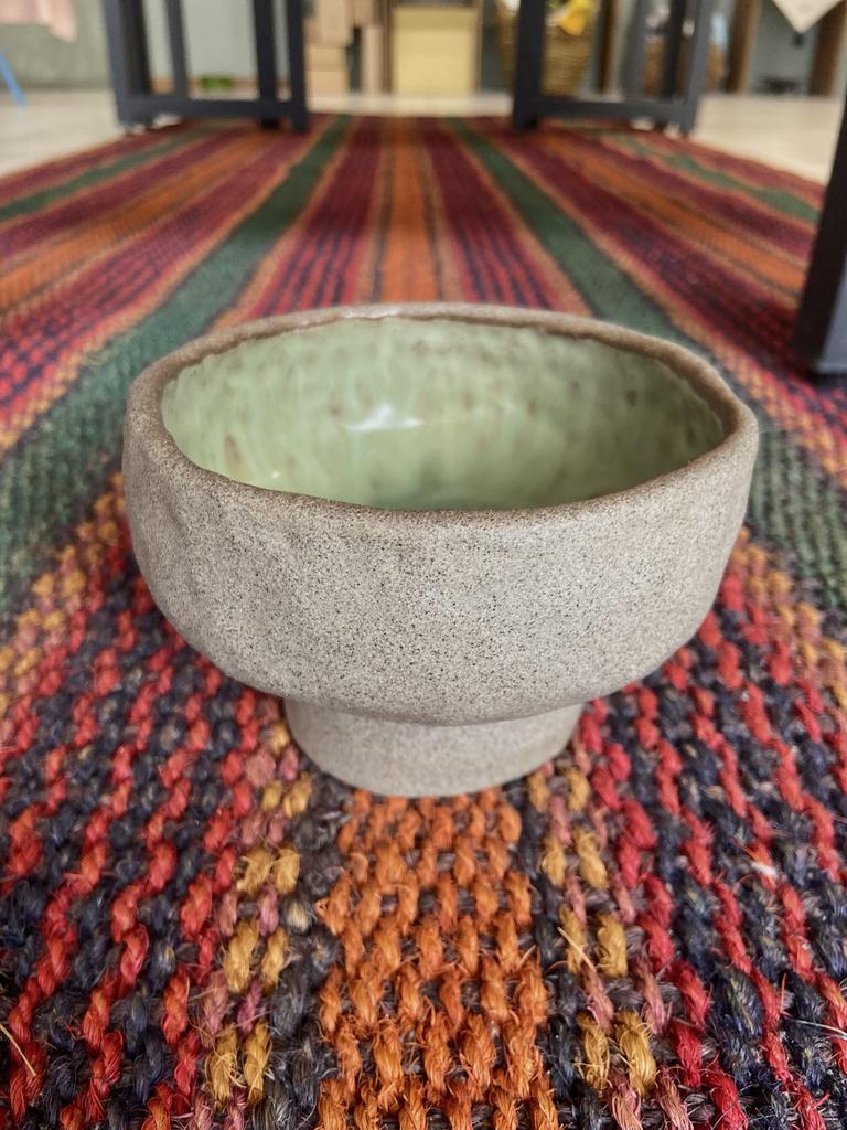 Подсвечник из серой глины на ножке