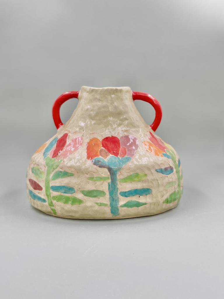 Ваза с цветами и красными ручками