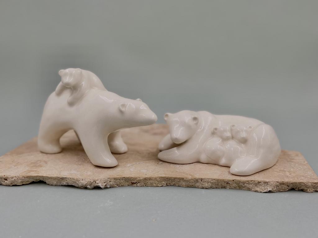 Фигурки белых медведей