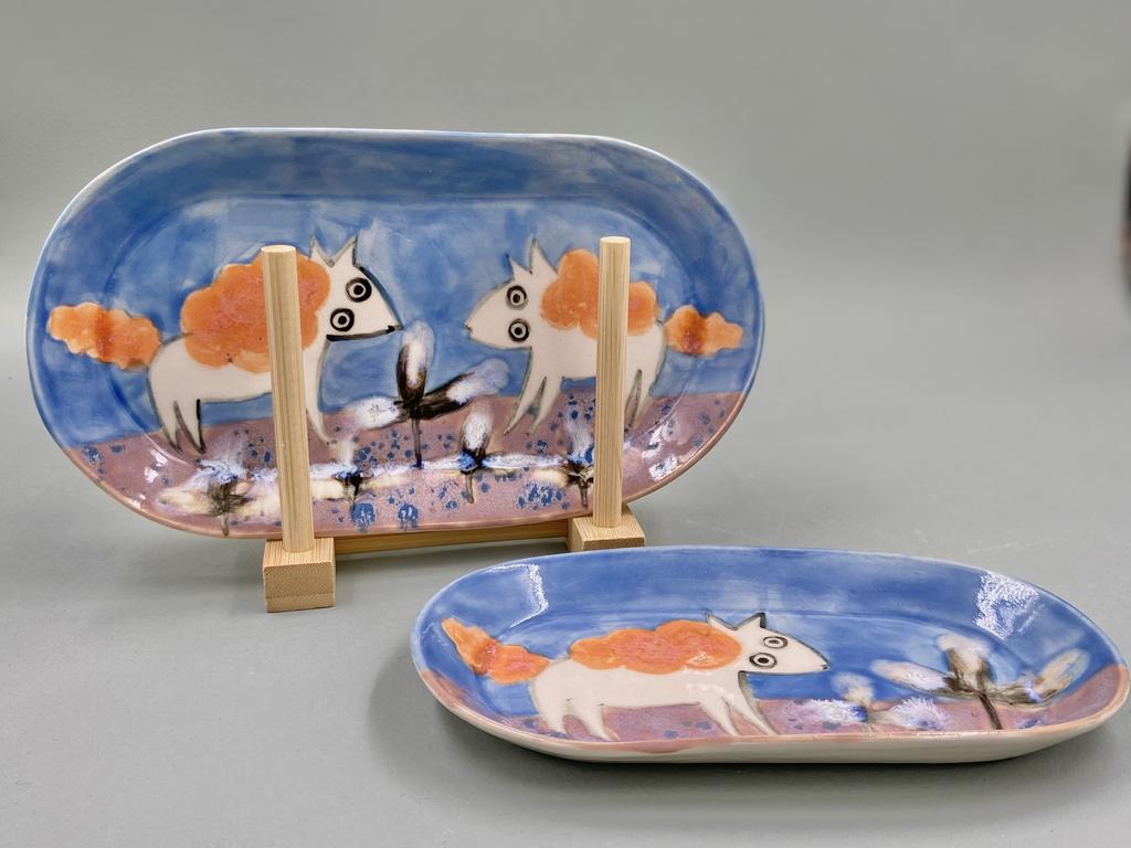 Овальные тарелки с крылатыми лошадками