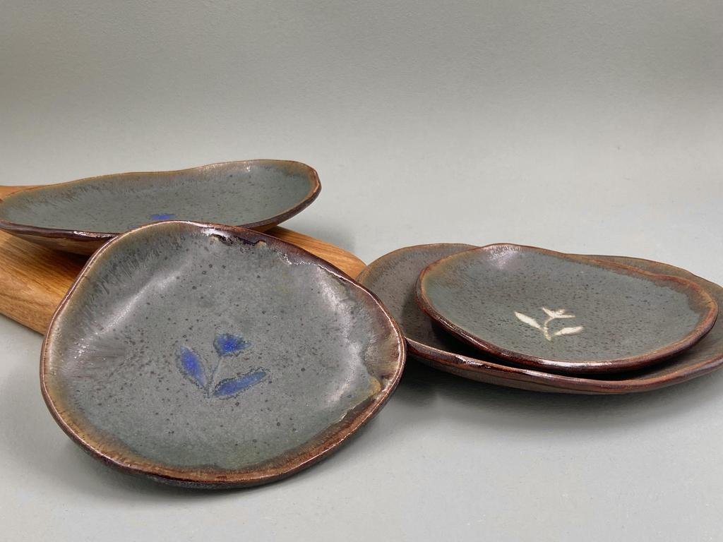 Посуда темная с цветком