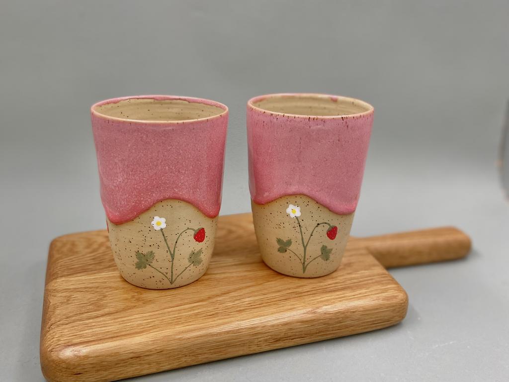 Стакан с земляникой