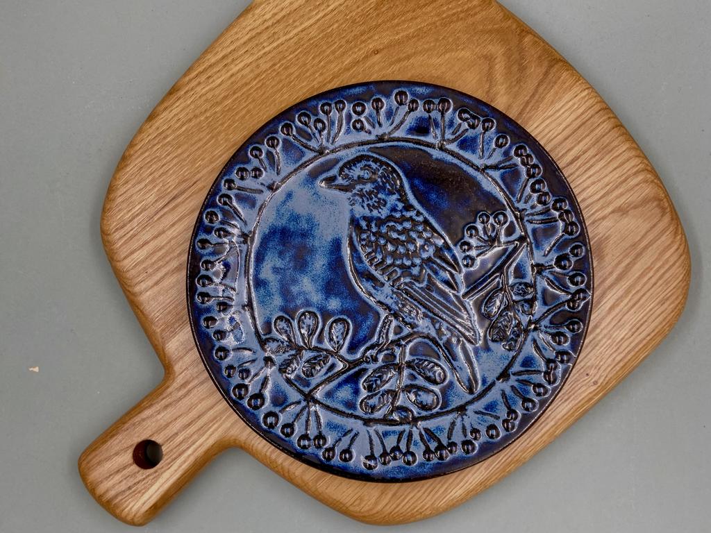 Тарелка с рельефом птицы