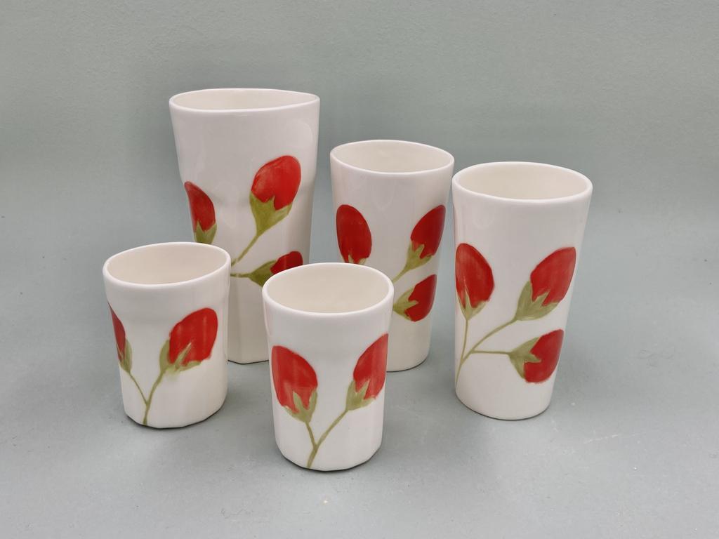Стаканы с красными бутонами