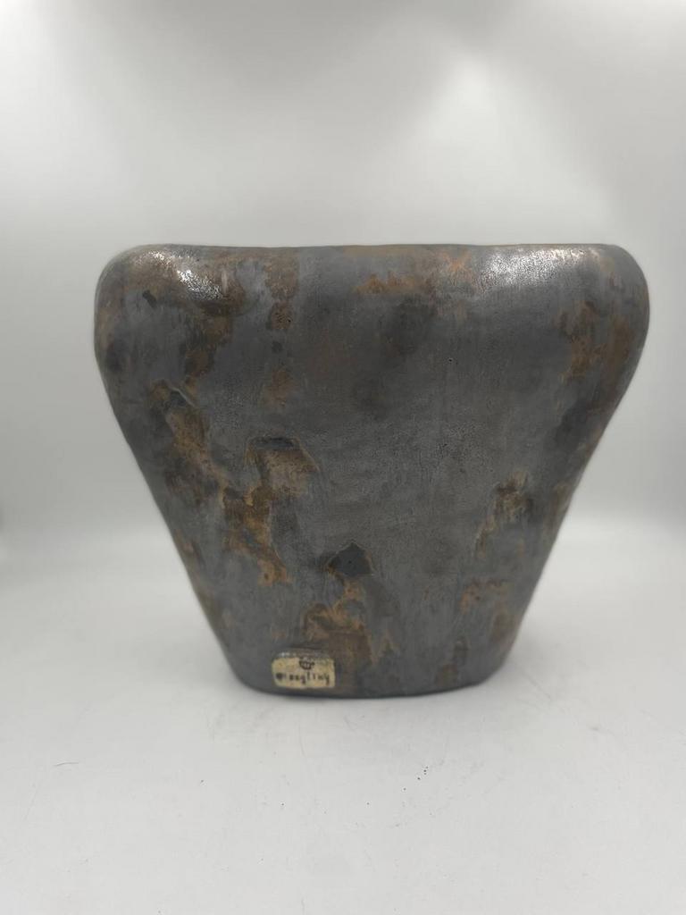 Крупногабаритная ваза ручной лепки