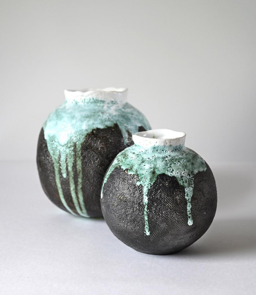 Вазы круглые из черной глины