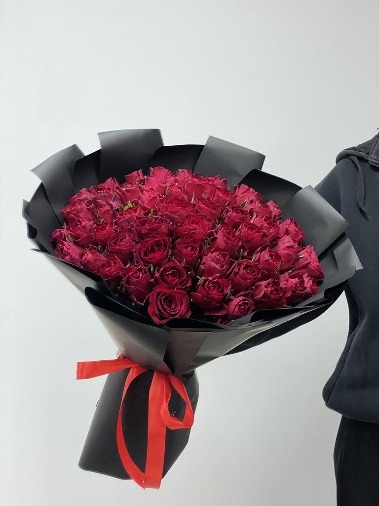 51 Роза Кения в чёрном оформлении