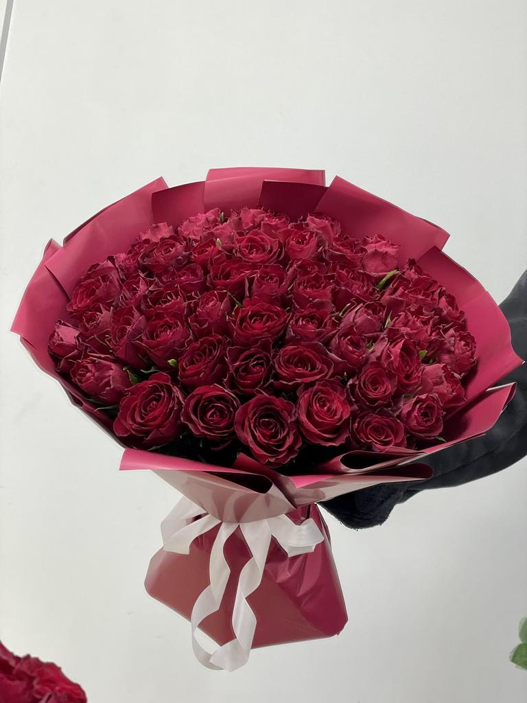51 Роза Кения в бордовом оформлении