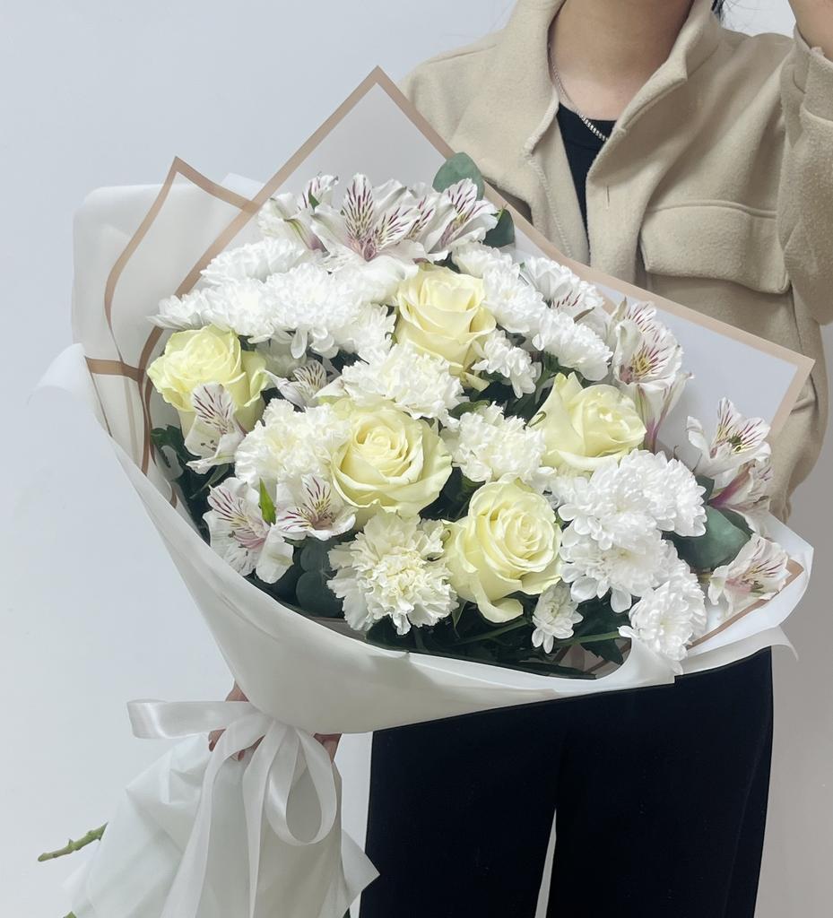 Авторский букет с кружевными розами