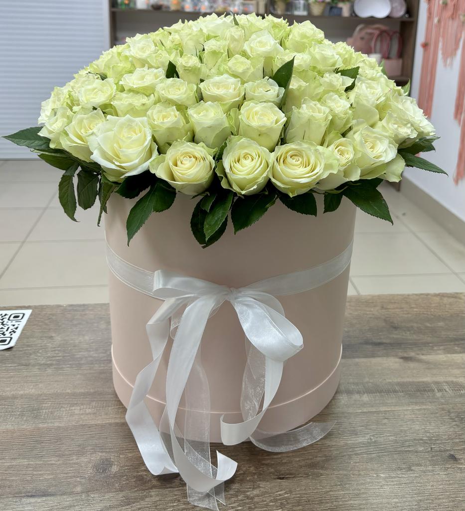 101 Роза Кения белая в шляпной коробке