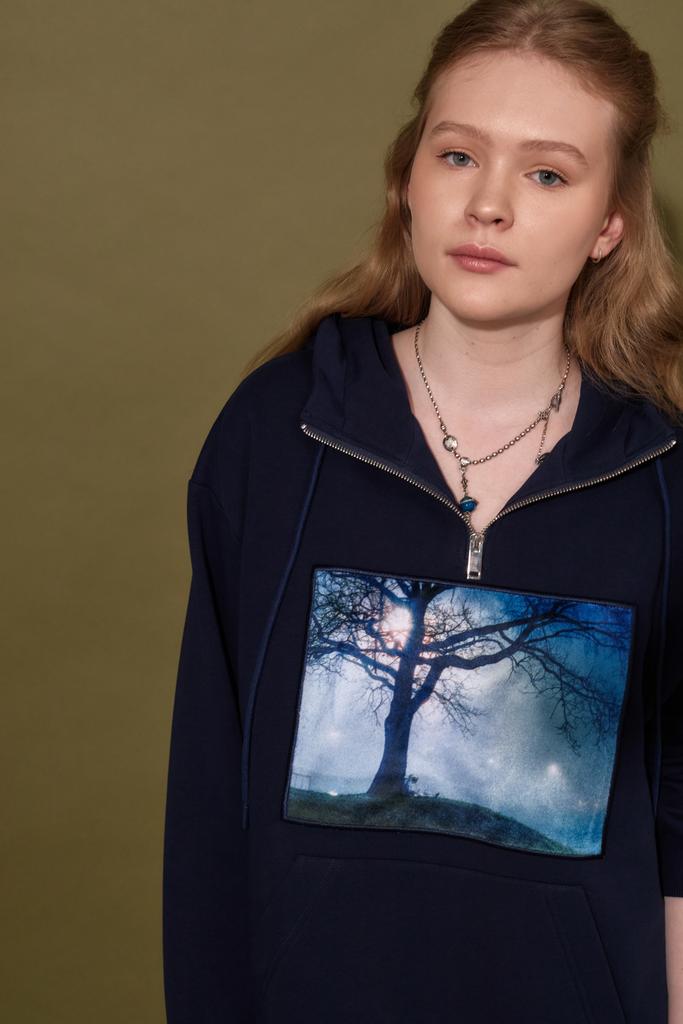 Зип-худи с принтом  "Astronaut under the Tree", синий