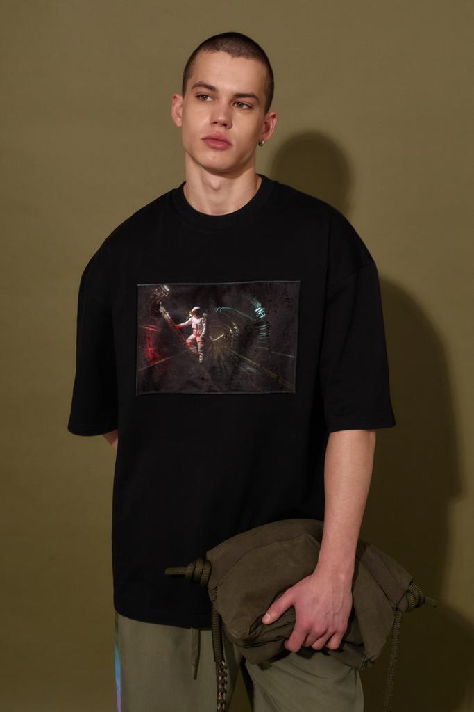 Футболка adult size  "Astronaut in The Tunnel" в черном цвете