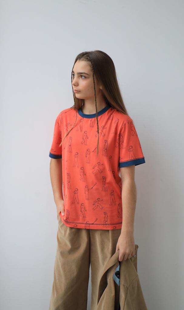 Футболка базовая коралловая с авторским принтом с космонавтами  "base in coral"