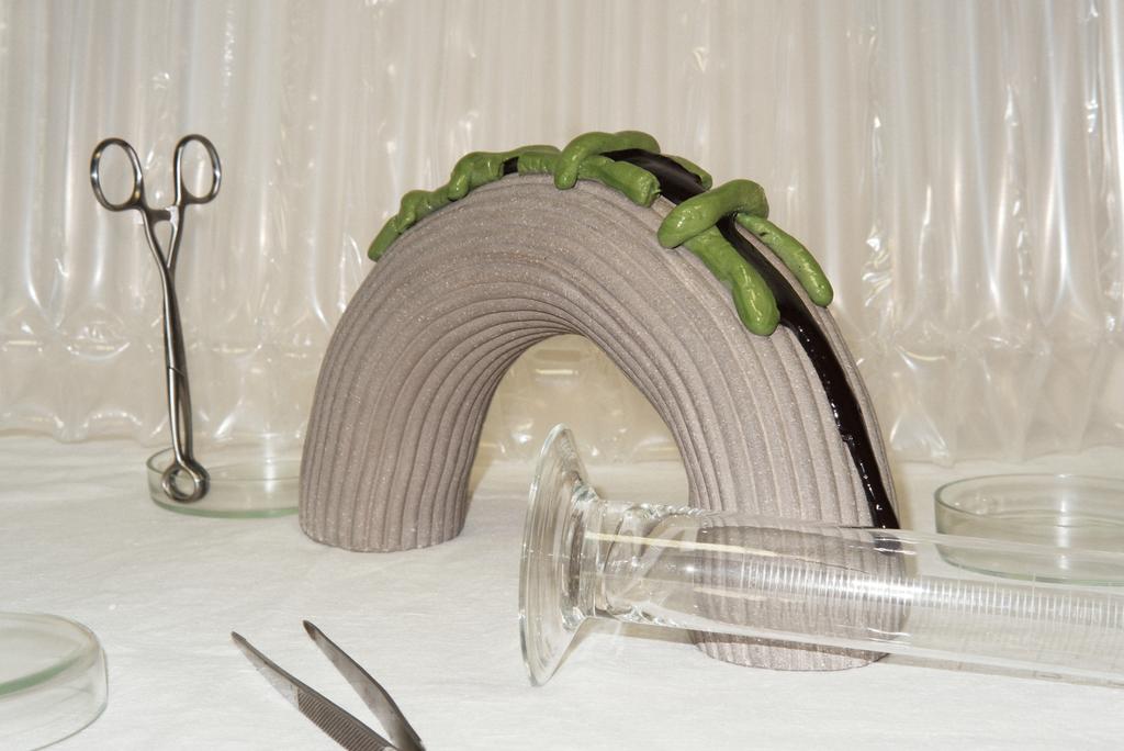 Cкульптура с белым. Керамика. Gloops. Золотая деколь.