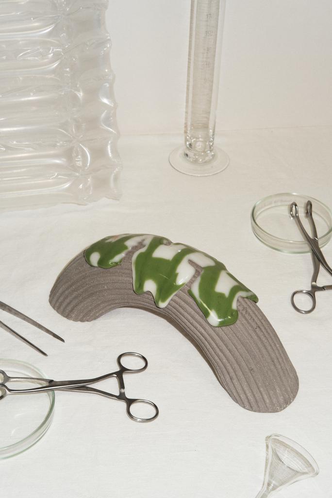 Cкульптура с белым. Керамика. Gloops. Золотая деколь.