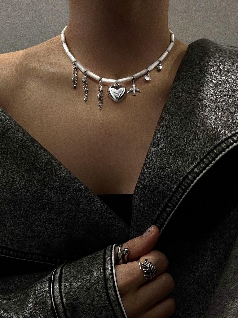 ЧОКЕР ЭМИЛИ В ПАРИЖЕ