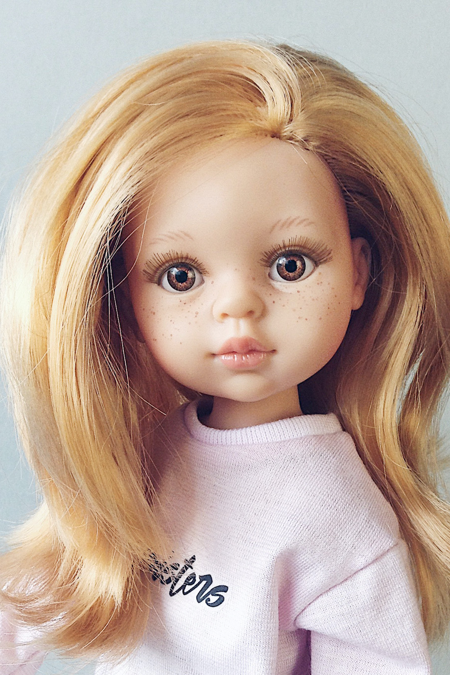 кукла Даша Paola Reina в фирменном свитшоте