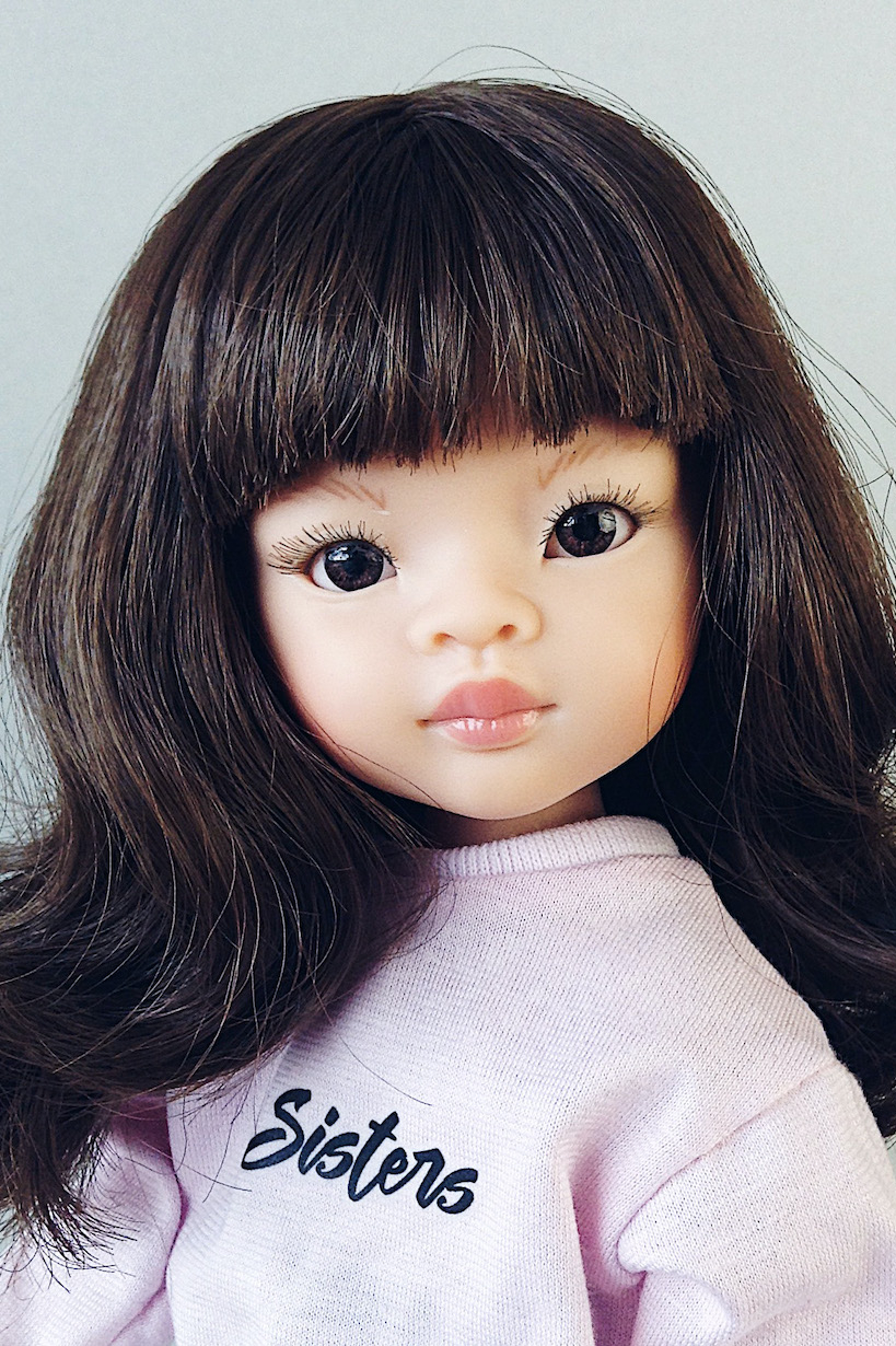 Кукла Мали с челкой в фирменном свитшоте