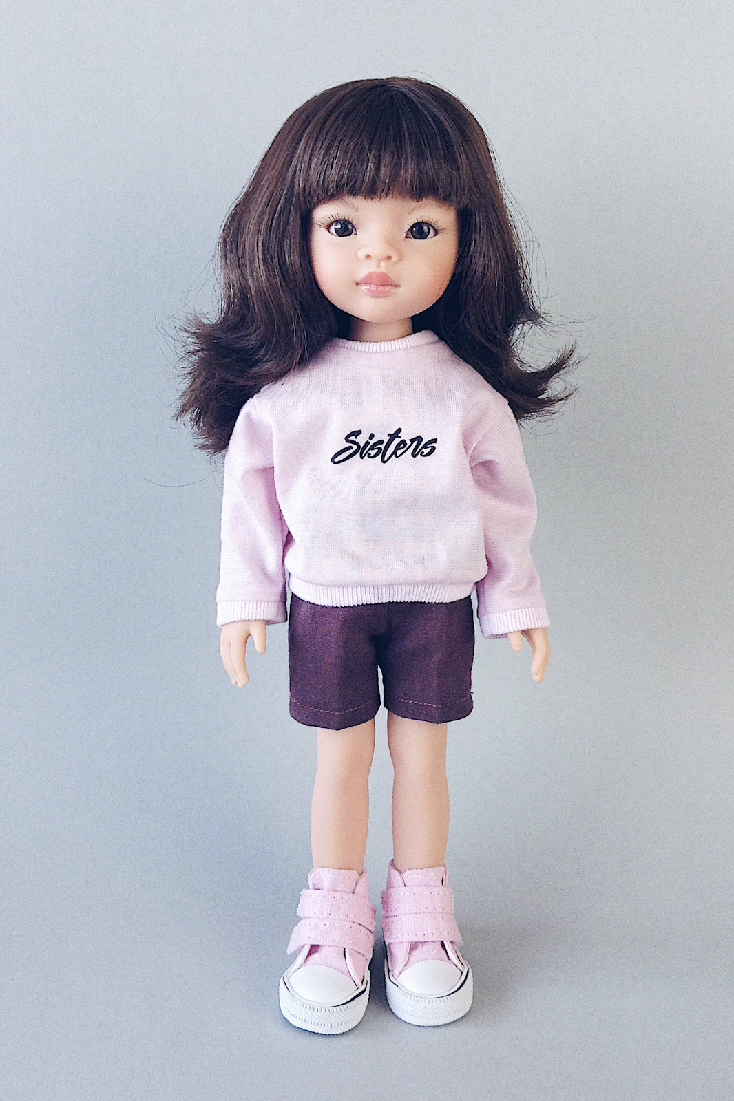 Кукла Мали с челкой в фирменном свитшоте