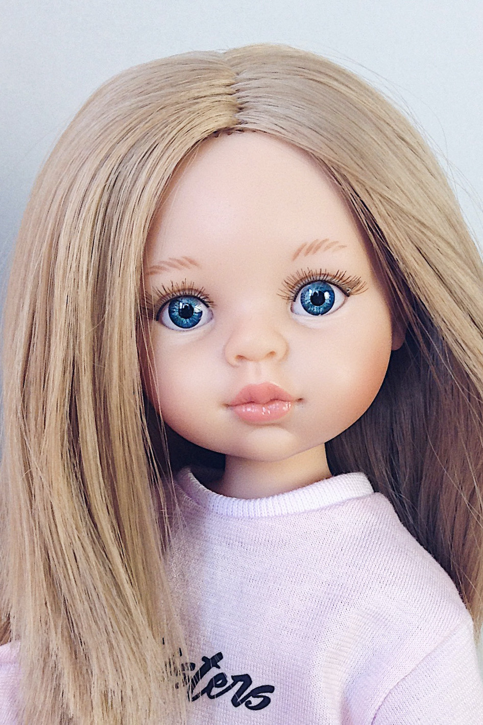 Кукла Карла с прямыми волосами в фирменном свитшоте