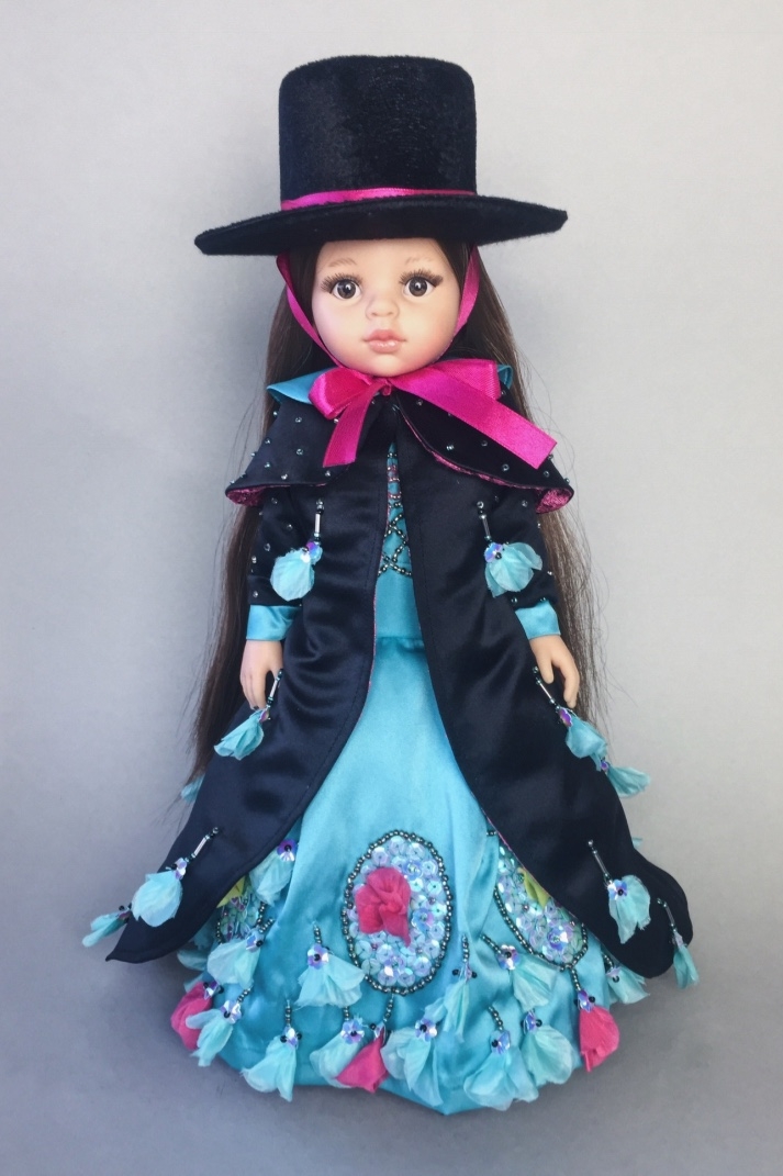Кукла Исабель Паола Рейна с длинными волосами в платье, кейпе и шляпе