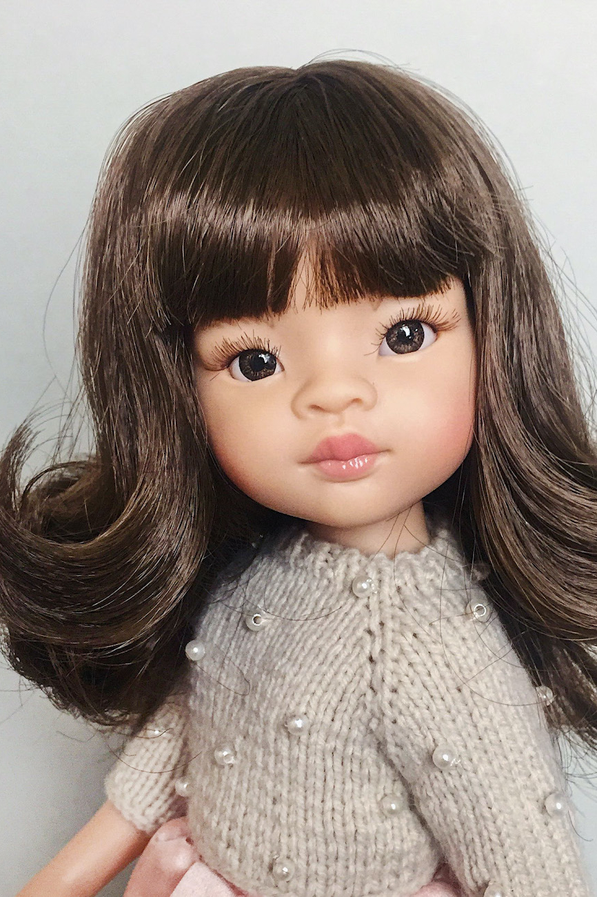Кукла Мали с челкой в свитере и юбке