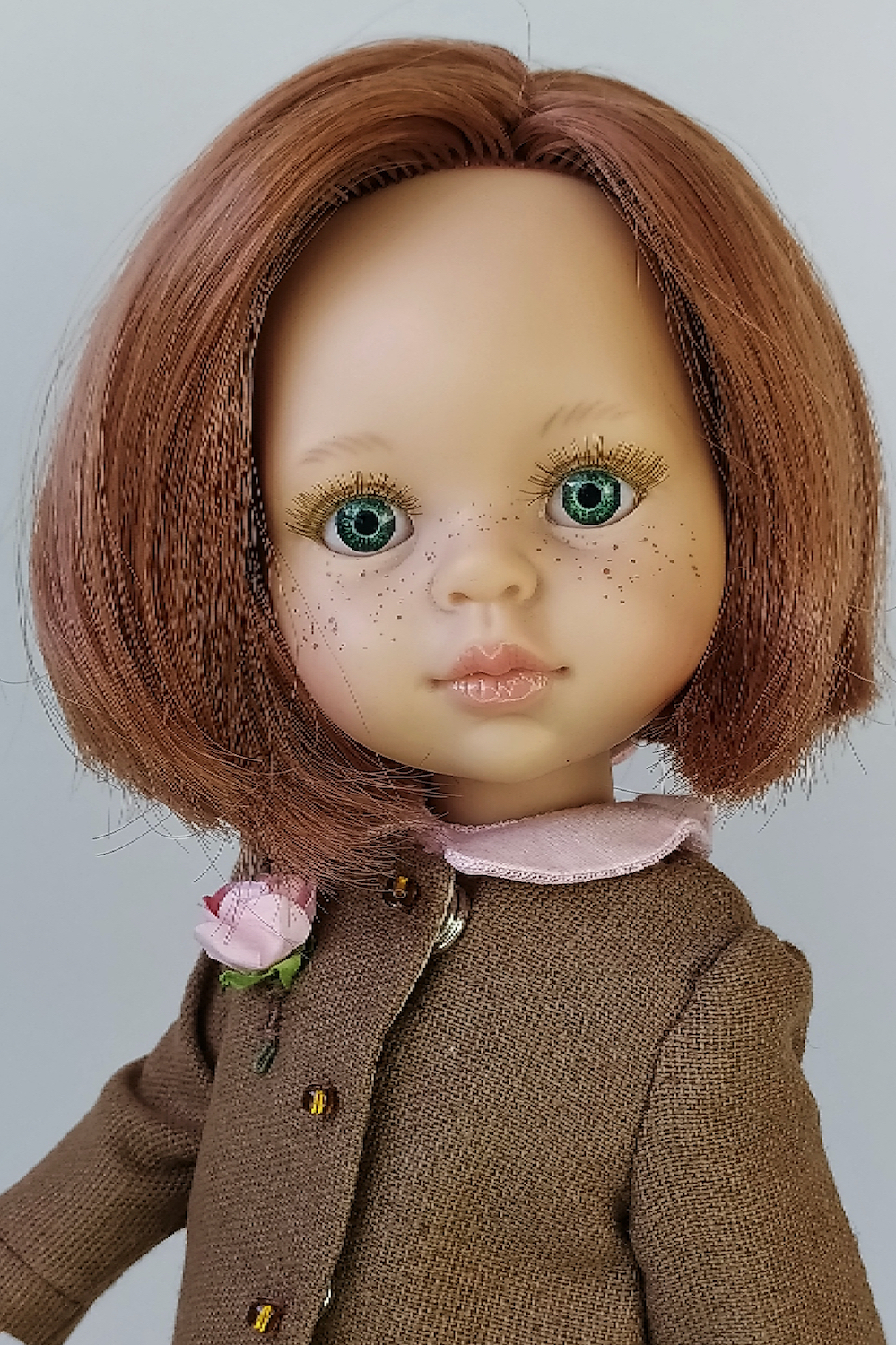 Кукла Кристи с каре в костюме