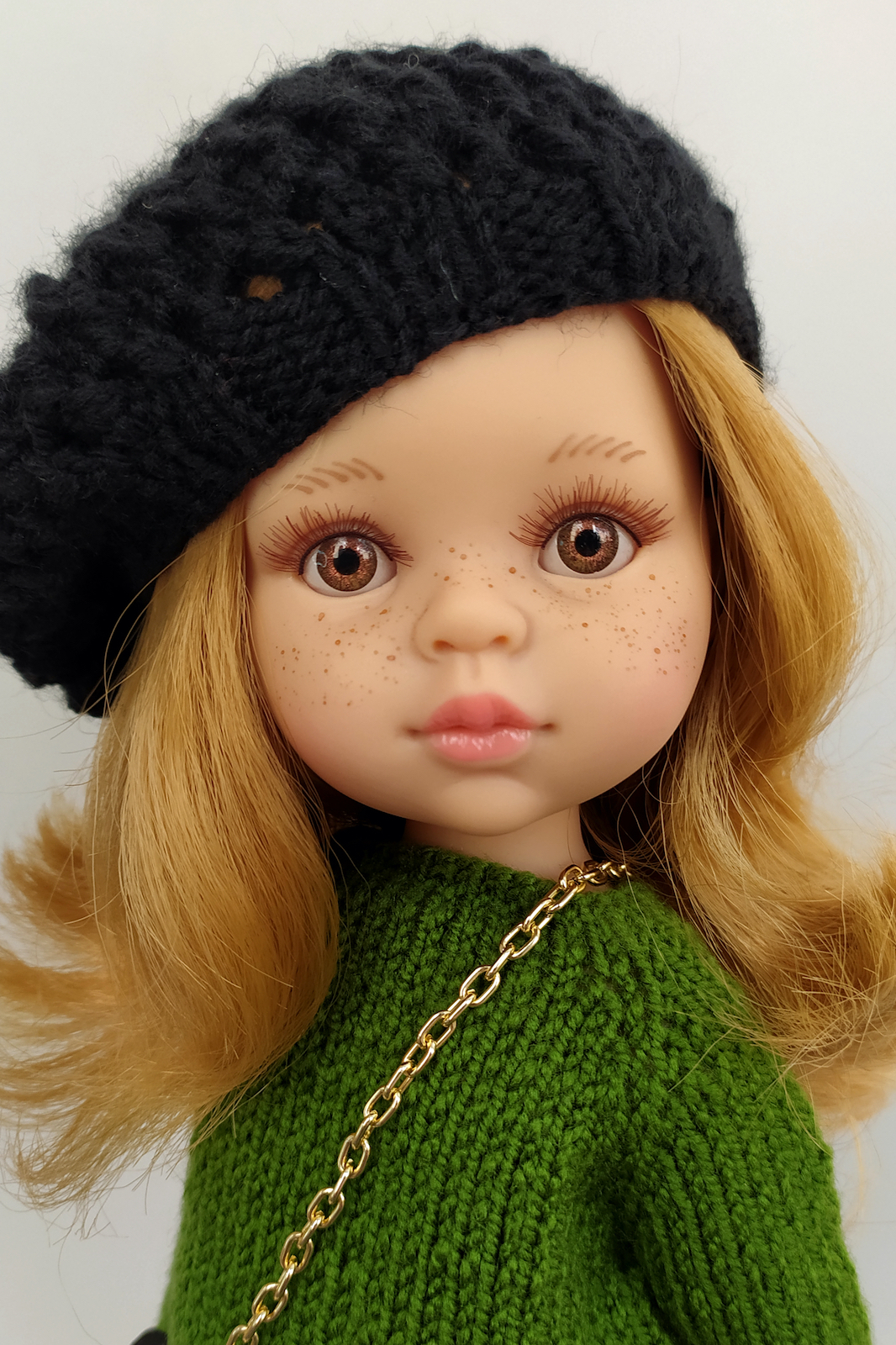 кукла Даша Paola Reina с сумочкой в свитере, джинсах, берете