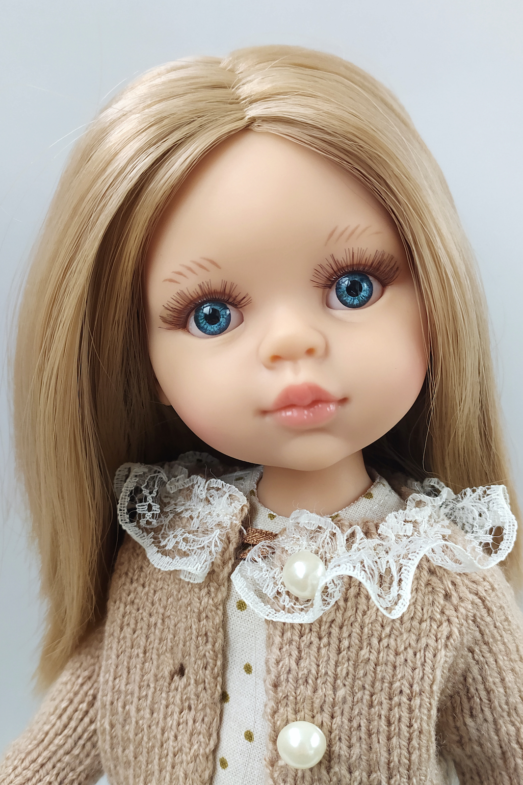 кукла Карла Paola Reina 14506 в вязаной кофточке