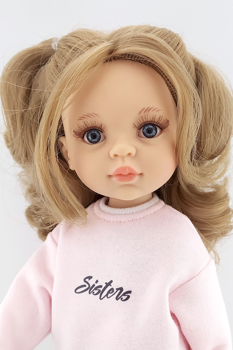 Кукла Карла 13230 Паола Рейна в фирменном свитшоте