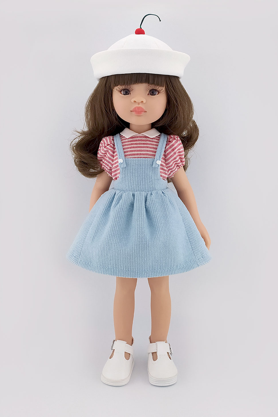 Кукла Мали Паола Рейна в сарафане и панаме с вишенкой