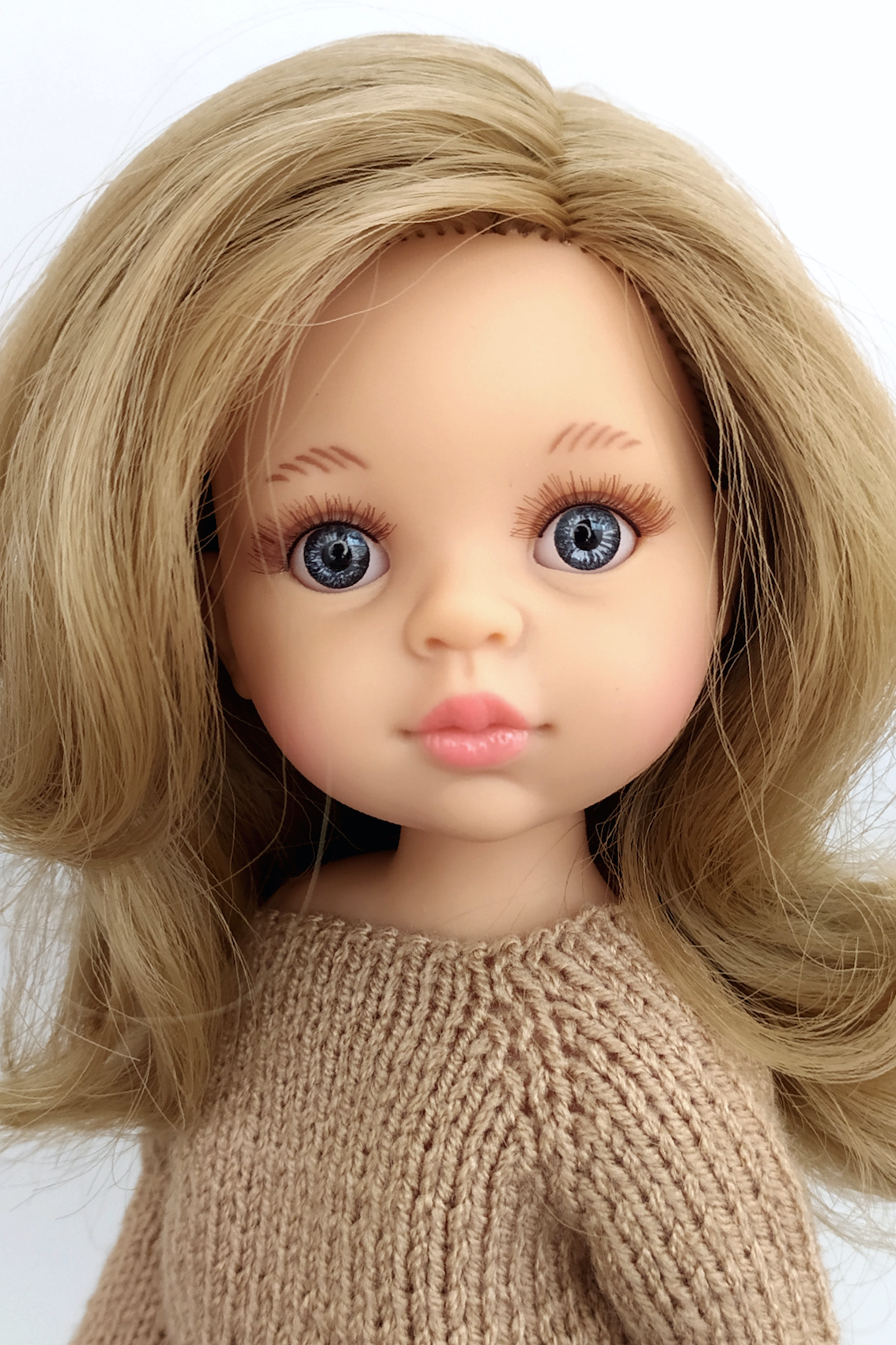 Кукла Карла в свитере и джинсовой юбке