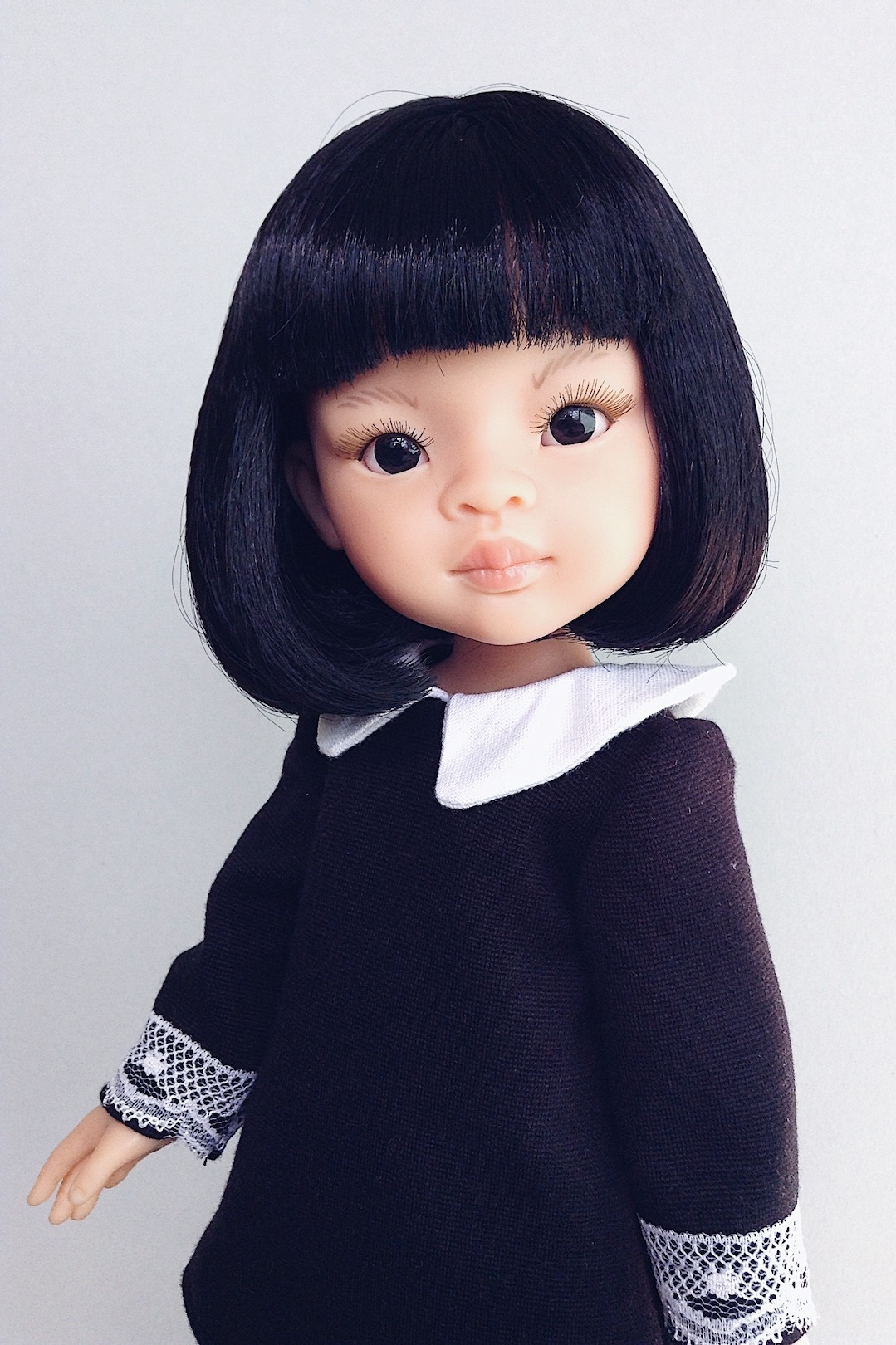 Кукла Лиу с каре в черном платье