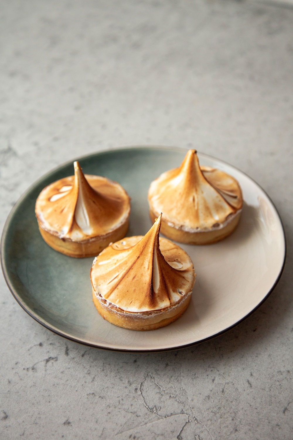 Лимонная корзиночка с обоженной меренгой