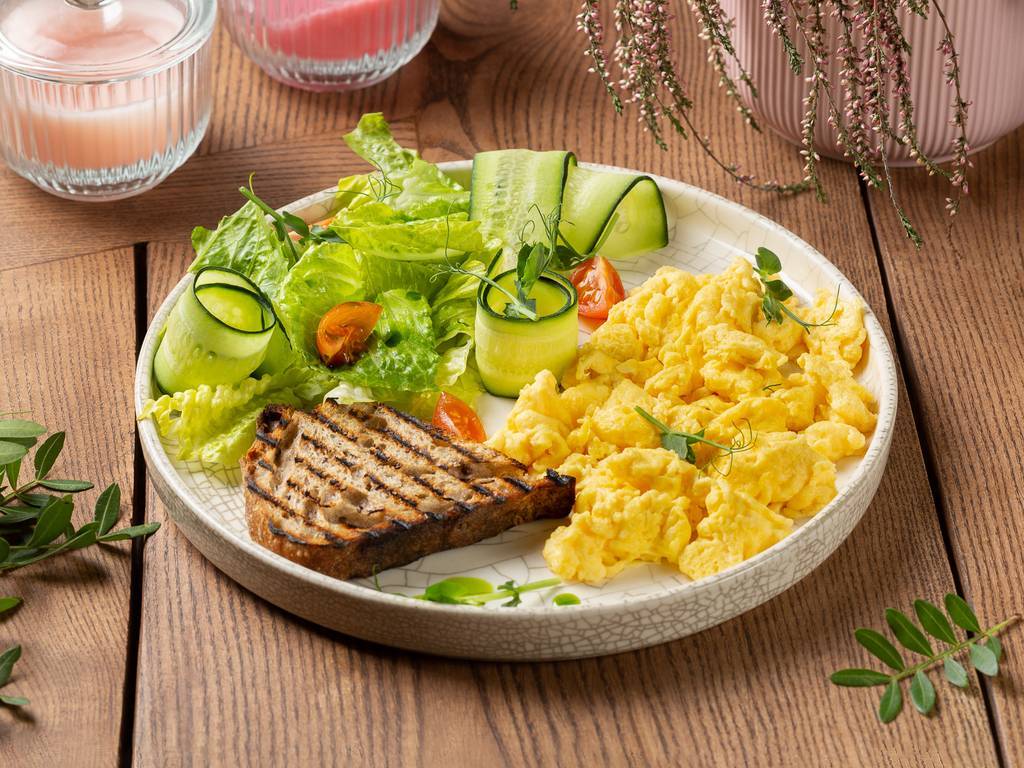 скрамбл с зеленым салатом