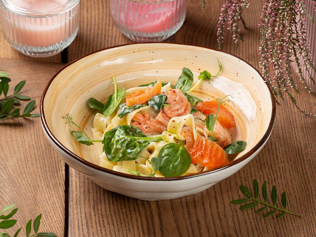 фетучини со слабосоленым лососем на кокосовом молоке