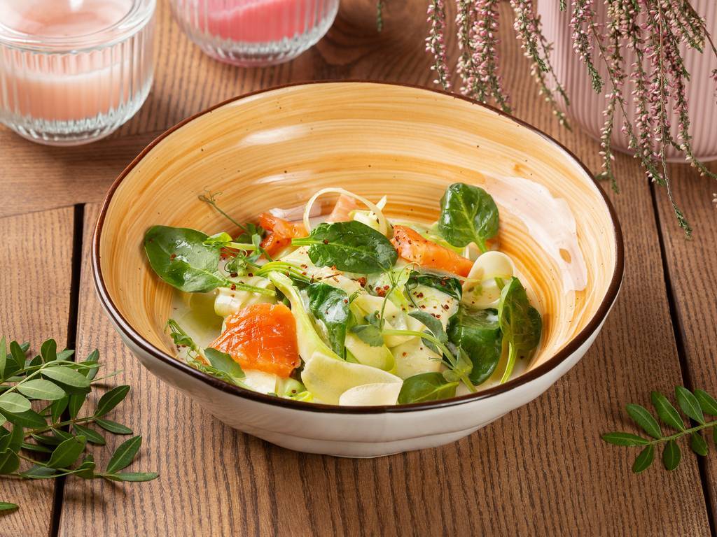 паста из цукини с лососем и шпинатом