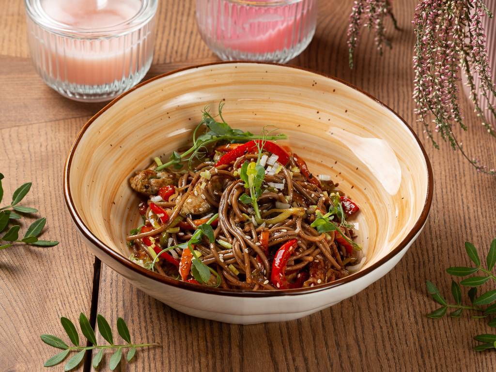 гречневая лапша с индейкой в соусе терияки с овощами