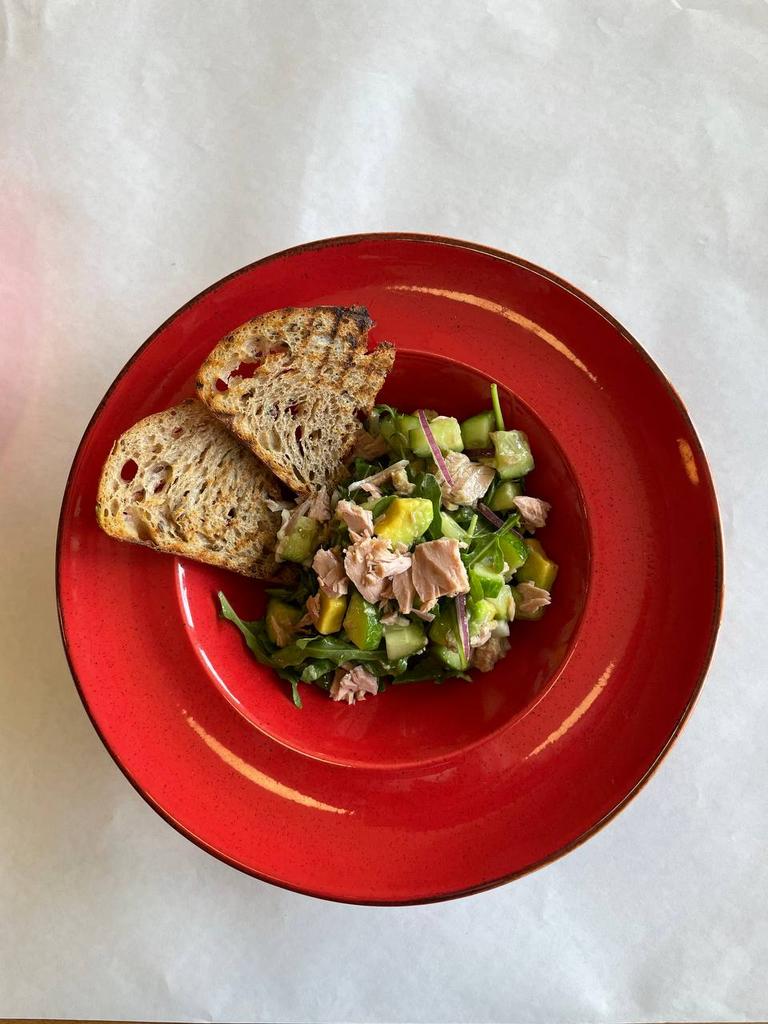 салат с тунцом и авокадо